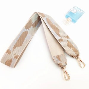 Detail of wide leopard print knitted bag strap with high-quality gold metal lobster hooks