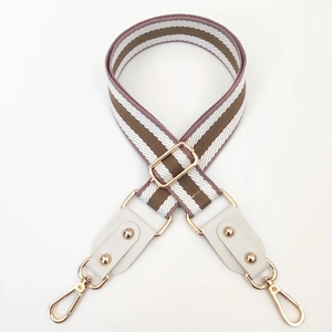 Bandoulière réglable avec crochets dorés et motif à rayures marron café