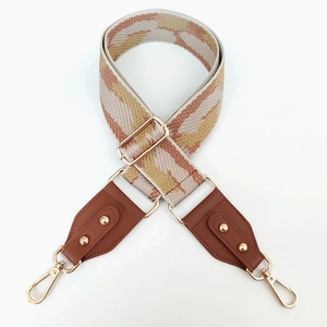 Détail de la sangle géométrique bohème avec embouts en cuir et clous métalliques
