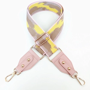 Vue détaillée de la bandoulière jacquard réglable avec mousquetons dorés et cuir rose