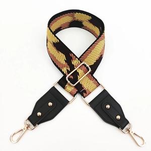 Bandoulière large réglable avec motif de vagues géométriques et rivets dorés