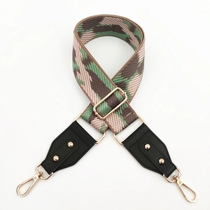 Bandoulière camouflage réglable avec rivets dorés et crochets métalliques sur fond blanc
