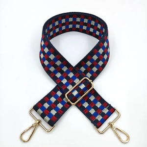 Dettaglio della tracolla in nylon a scacchi colorati con fibbie in metallo dorato