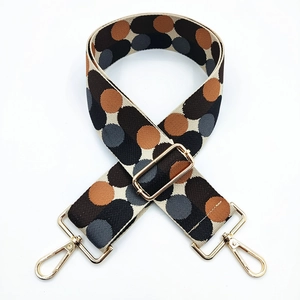 Detail eines verstellbaren 5cm breiten Stofftaschenriemens mit bunten Punkten und Gold-Hardware