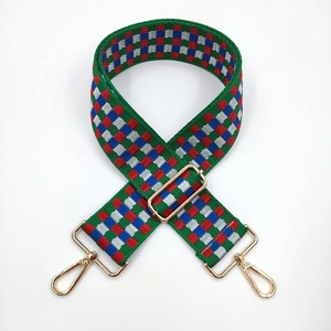 Dettaglio della tracolla in nylon a scacchi colorati con ganci girevoli in metallo dorato
