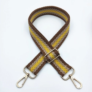 Détail d'une bandoulière tissée de 3,8cm avec motifs géométriques et boucles dorées