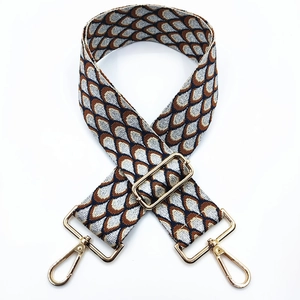 Dettaglio della tracolla regolabile in jacquard vintage con ganci in oro