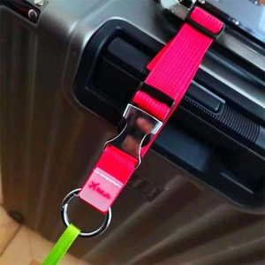 Sangle à bagages en nylon avec boucle métallique fixée sur la poignée de valise