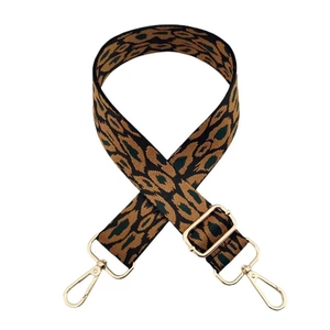 Détail de bandoulière réglable 3,8cm en jacquard léopard avec mousquetons dorés