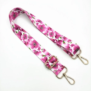 Verstellbarer Taschenriemen mit rosa Kirschblütenmuster und goldfarbenen Metallhaken