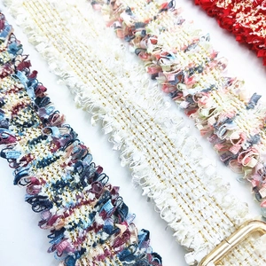 Details von Tweed-Gurten in Blau, Weiß, Rosa und Rot mit goldfarbenen Metallfäden