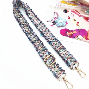 Nahaufnahme von 3cm buntem Tweed-Gurt mit goldener Schnalle und Fransen-Details