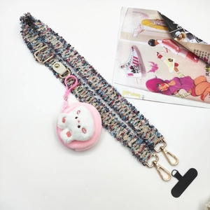 Détail de la bandoulière de téléphone en tweed coloré avec porte-monnaie lapin en peluche