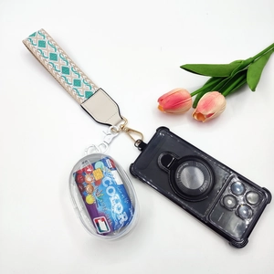 Dettaglio della custodia con supporto ad anello, cinturino intrecciato e mini pochette