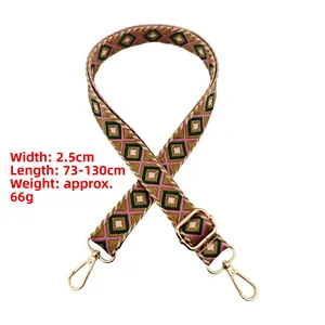 Vue détaillée d'une sangle de sac ethnique de 2,5 cm avec motifs losanges et crochets dorés