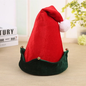 Bonnet de Noël rouge en velours avec bord vert ondulé et clochettes dorées sur bois