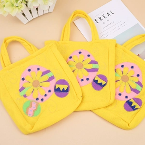 Trois sacs-cadeaux de Noël en feutre jaune avec appliques florales marguerites et œufs