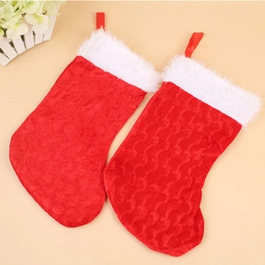 Lot de deux chaussettes de Noël rouges en peluche avec revers en fausse fourrure blanche