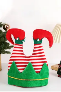 Détail d'un chapeau d'elfe à rayures rouges avec cloches pour fête de Noël