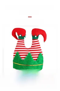 Détail du chapeau d'elfe de Noël en velours doré avec rayures et forme 3D