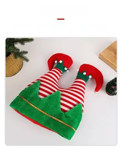 Vue détaillée du bonnet d'elfe rayé rouge et vert avec pompons et détails en ruban doré