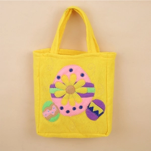 Joli sac cadeau de Pâques en feutre jaune avec appliques d'œufs colorés et fleurs