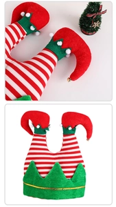Détail de jambes d'elfe de Noël en peluche avec rayures rouges pour décor de fête