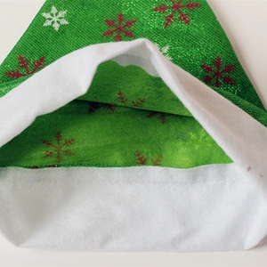 Grüne Weihnachtsmütze mit Pailletten, weißen Schneeflocken und weichem Innenfutter aus Plüsch