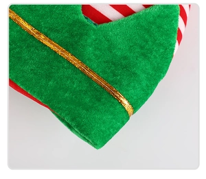 Détail du tissu peluche de Noël avec galon doré et doublure à rayures rouges sur chapeau