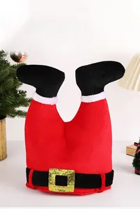 Détail du chapeau rigolo en jambes de Père Noël avec boucle de ceinture pour les fêtes