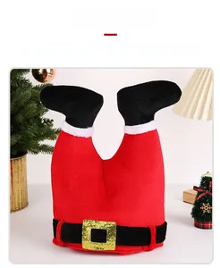 Détail d'un chapeau de Noël en peluche rouge représentant les jambes du Père Noël rigolo