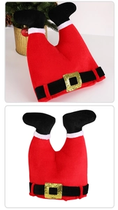 Détail de la décoration jambes de Père Noël inversées avec pantalon rouge et bottes noires