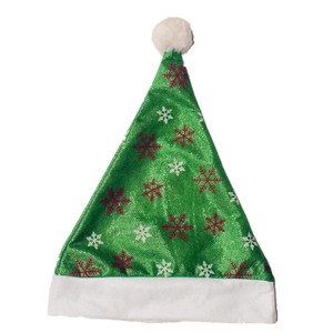 Detail der grünen Weihnachtsmütze mit roten und weißen Schneeflocken und weichem Bommel