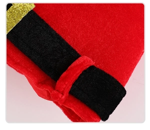 Détail du chapeau de Noël en velours rouge avec une boucle dorée scintillante pour les fêtes