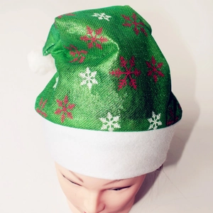 Detailansicht der glänzend grünen Weihnachtsmütze mit Schneeflocken und Plüsch