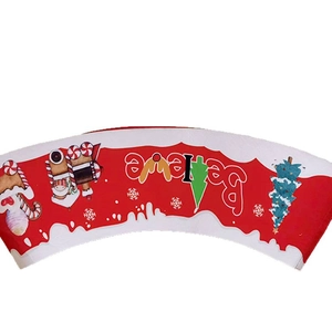 Tapis de sapin de Noël avec lettrage Believe et imprimés de trains festifs