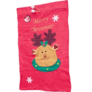 Détail de la hotte de Noël en velours rouge avec broderie renne et cordons dorés