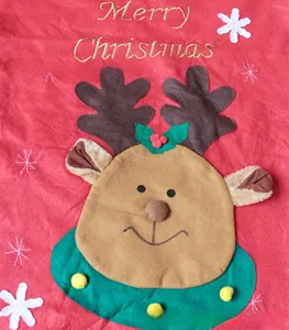 Détail d'un grand sac de Noël avec un motif d'élan en 3D et une broderie Merry Christmas rouge