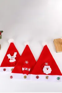 Detailansicht der leuchtenden LED-Weihnachtsmützen mit Rentier-, Schneemann- und Weihnachtsmann