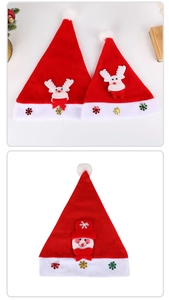 Details von Rentier- und Schneemann-Weihnachtsmützen mit bestickten Schneeflocken