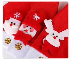 Detailansicht der Weihnachtsdeko mit Applikationen von Weihnachtsmann, Schneemann und Rentier