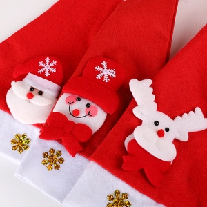 Leuchtende Weihnachtsmützen mit Nikolaus-, Schneemann- und Rentier-Plüschfiguren