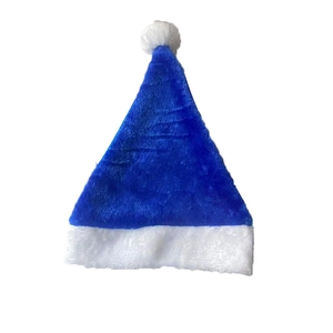 Klassische blaue Plüsch-Weihnachtsmütze mit weißem Rand und Bommel auf weißem Grund