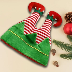 Décoration de jambes de lutin de Noël avec bas rayés rouge blanc et cloches sur fond beige