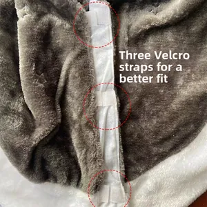 Détail du tapis de sapin gris montrant trois attaches velcro pour une fixation sûre
