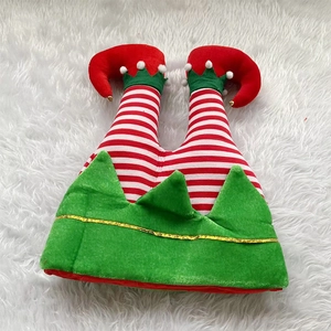 Détail du chapeau de lutin festif avec jambes rayées, clochettes et détails velours