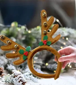 Détail du serre-tête renne de Noël en feutrine avec clochettes dorées et baies rouges