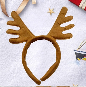 Gros plan du serre-tête de bois de renne marron avec des éléments de Noël festifs