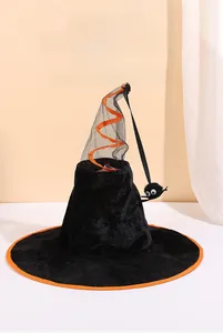 Detalle del sombrero de bruja negro con muelle, borde naranja y araña decorativa