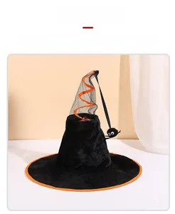 Detalle de sombrero de bruja de terciopelo negro con borde naranja y araña de peluche
